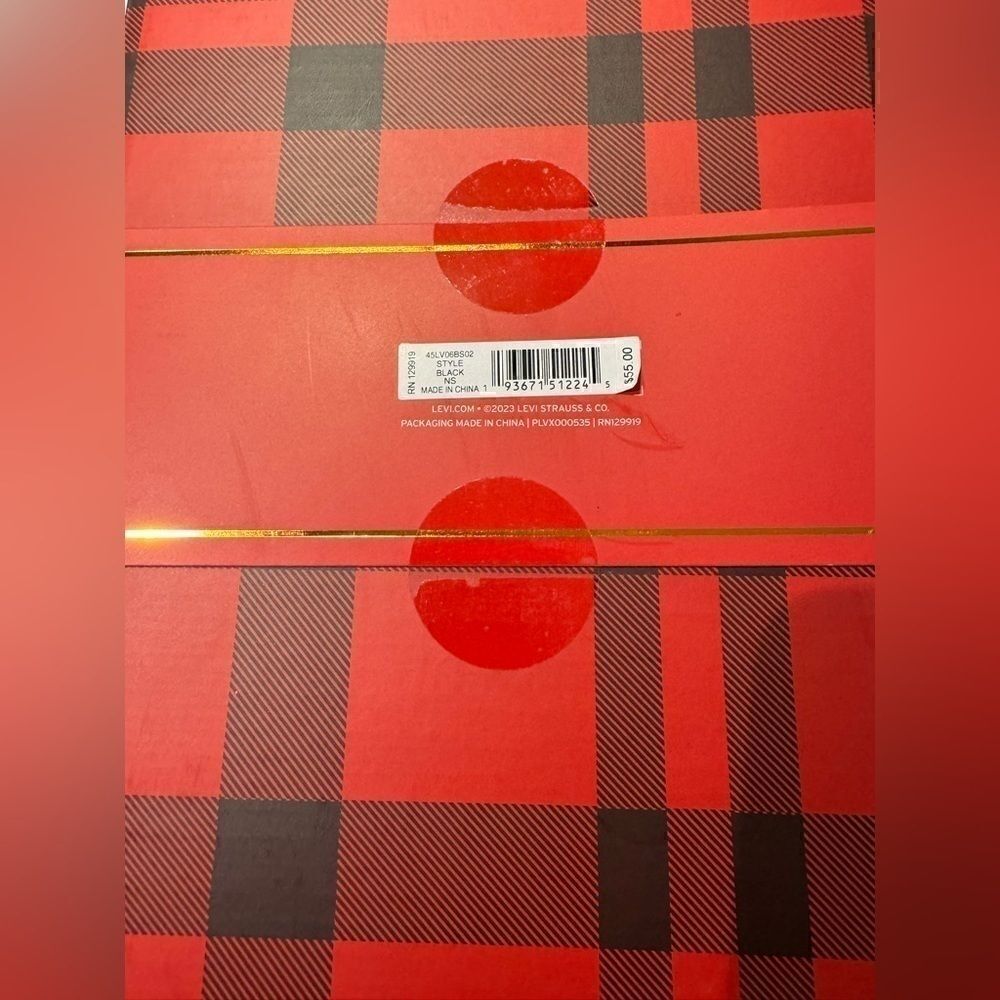 Levi’s Beanie & Scarf Gift Set – Cozy Essentials for Him – Retail Value $55 - Picture 3 of 3